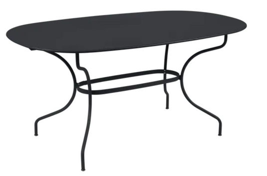 Fermob OPÉRA+ oval outdoor metal table in antracite, 160x90 cm, six-seater for patio or garden dining.