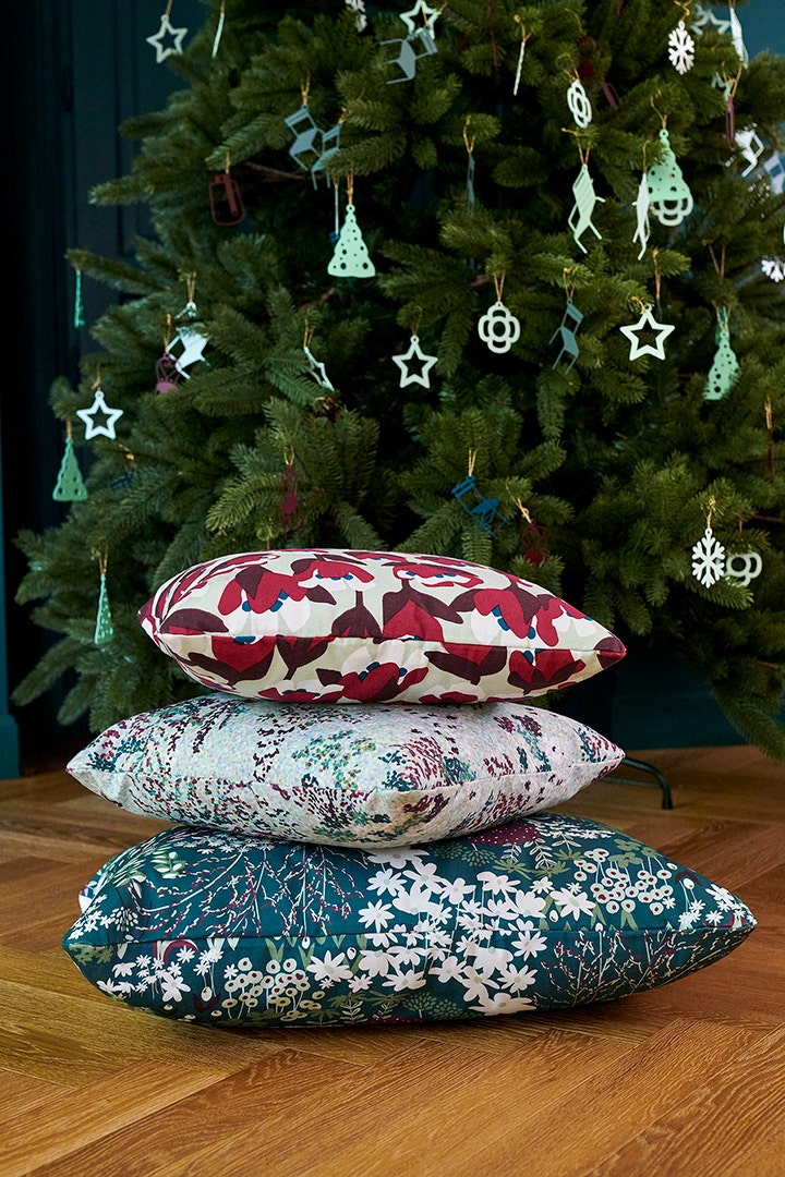 Load image into Gallery viewer, Fermob Bouquet Sauvage Tulipe Outdoor Cushion 44 x 44 cm – lifestyle
