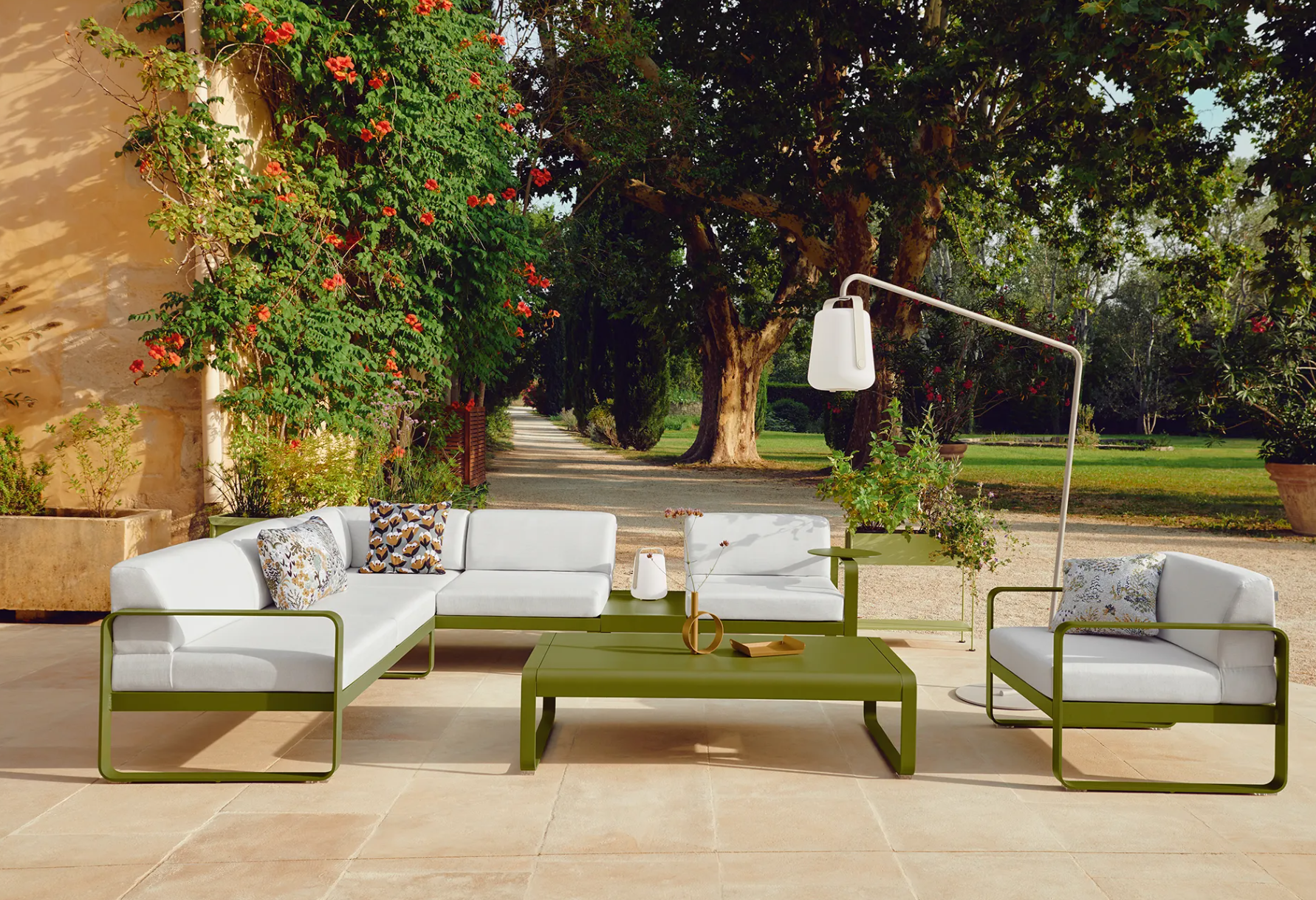 Fermob BALAD² outdoor lamp, 25 cm tall, spherical design with soft glow, ideal for outdoor lighting and ambiance.