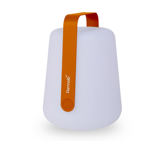 Fermob BALAD² outdoor lamp, 38 cm tall, large spherical design, ideal for outdoor lighting, in a natural setting.