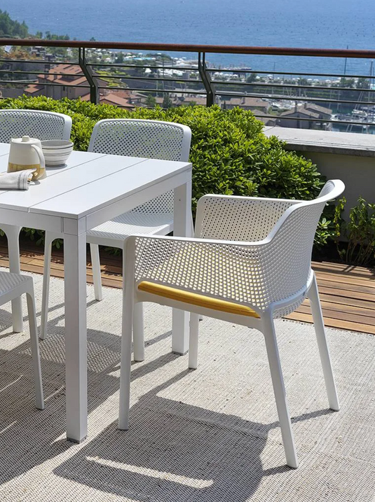 White Nardi Net outdoor chair with a woven design, ideal for patio and garden seating.
