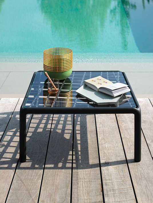Nardi Komodo Tavolino Vetro outdoor glass table with white top, designed for patio use, featuring a sleek, modern outdoor furniture style.