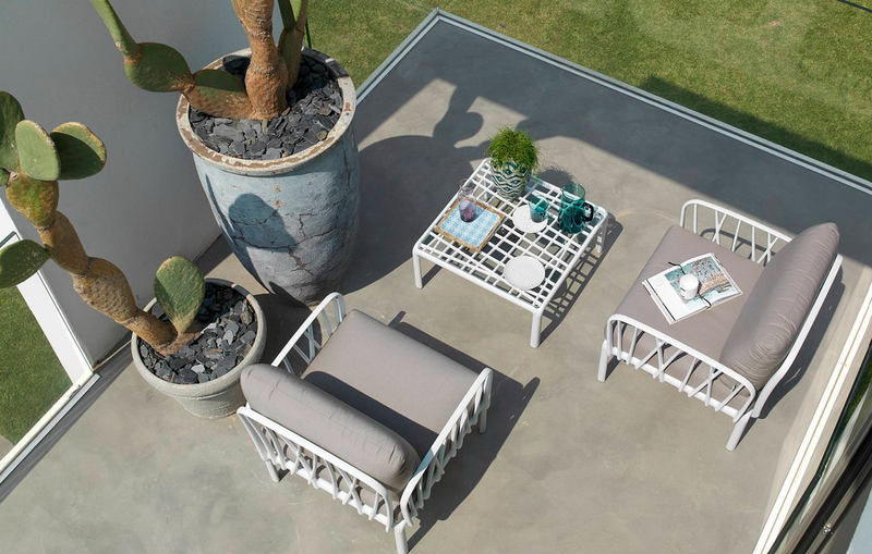 Load image into Gallery viewer, Nardi Komodo Tavolino Vetro glass outdoor table with white tabletop, suitable for patio and garden seating areas.
