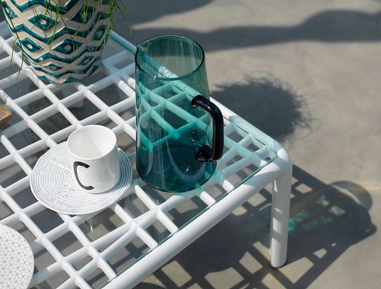 Nardi Komodo Tavolino Vetro glass outdoor table with white top, designed for patios and outdoor spaces.