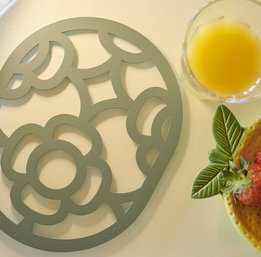 Fermob LORETTE non-slip metal trivet pad featuring a cactus design, measuring 22x17.5 cm, ideal for protecting surfaces.