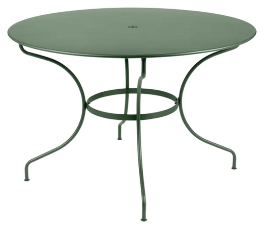 Fermob OPÉRA+ outdoor metal table with 117 cm diameter, six-seater design, suitable for garden or patio settings.