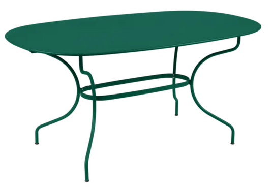 Fermob OPÉRA+ oval metal outdoor table in Cedar Green, 160 x 90 cm, six-seater outdoor dining table with modern design.