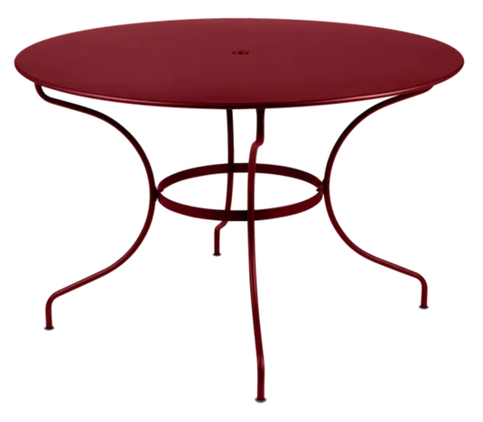 Fermob OPÉRA+ outdoor metal table with 117 cm diameter, six-seater design, vibrant red Chilli color, suitable for patio or garden.