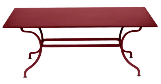 Fermob Romane dining table measuring 180 x 100 cm, designed for up to 8 guests, with a stylish outdoor furniture look.