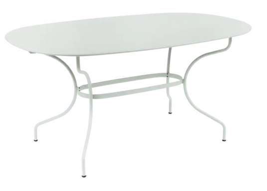Fermob OPÉRA+ oval outdoor table in clay grey, 160x90 cm, six-seater with metal construction and modern design.