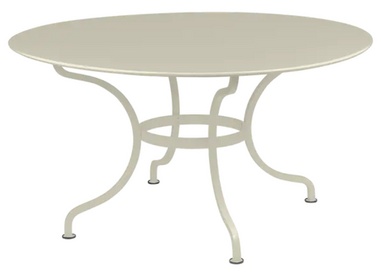 Clay grey Fermob Romane round table with 137cm diameter, seating up to 8 guests, outdoor dining furniture.