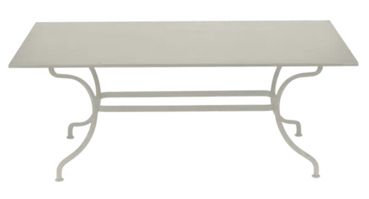 Clay grey Fermob Romane table measuring 180 x 100 cm, designed for up to 8 guests, outdoor dining furniture.