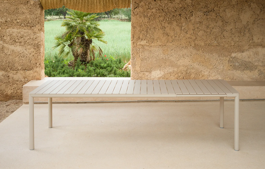 Nardi Tevere 210 extendable outdoor table with wooden slats and metal frame, ideal for outdoor dining and entertaining.