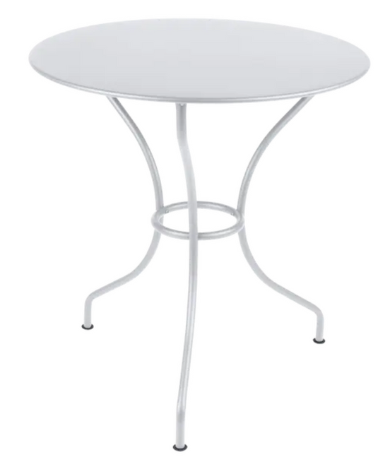 Fermob OPÉRA+ outdoor metal table with 67 cm diameter in white, suitable for patio or restaurant outdoor seating.