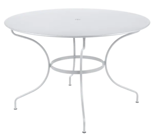 Fermob OPÉRA+ outdoor metal table, 117 cm diameter, white cotton finish, six-seater for patio or garden dining.