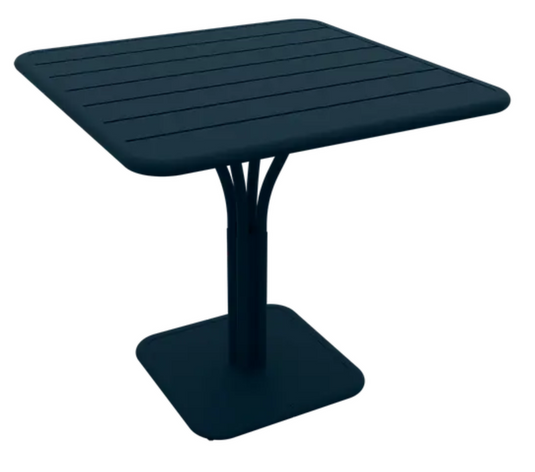 Deep blue and white Fermob Luxembourg outdoor pedestal table, 80x80 cm with a classic, stylish design for outdoor spaces.