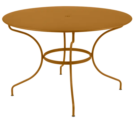 Fermob OPÉRA+ outdoor metal table, 117 cm diameter, six-seater design with gingerbread finish, suitable for patio or garden.