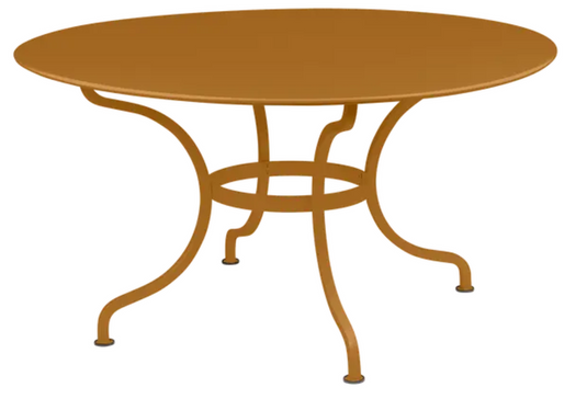 Fermob Romane round table with a Ø137cm size, designed for up to 8 guests, featuring a modern gingerbread color finish.