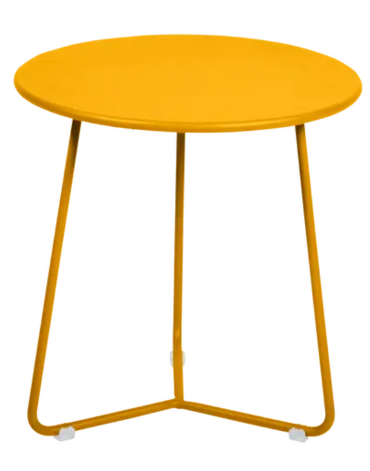 Small Fermob honey-colored cocotte occasional table with 34cm diameter, featuring a sleek round design and sturdy legs.