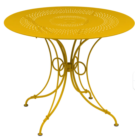 Fermob 1900 outdoor honey-colored metal table with 96cm diameter, suitable for garden or patio outdoor furniture.