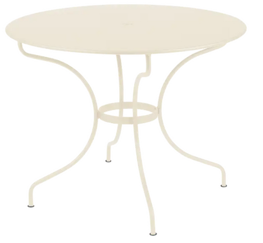 Fermob OPÉRA+ outdoor metal table in latte beige with a 96 cm diameter, suitable for five-seater patio dining.