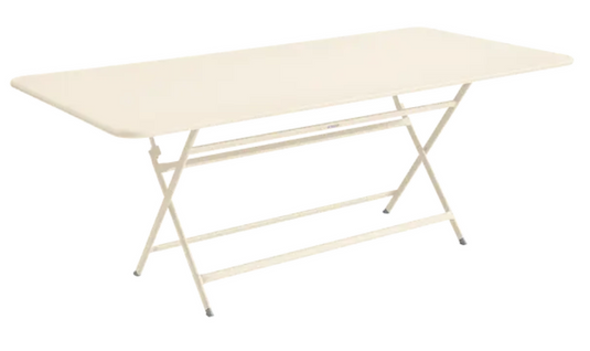 Latte beige Fermob Caractère foldable outdoor table, 190 x 90 cm, eight-seater, ideal for outdoor dining and gatherings.