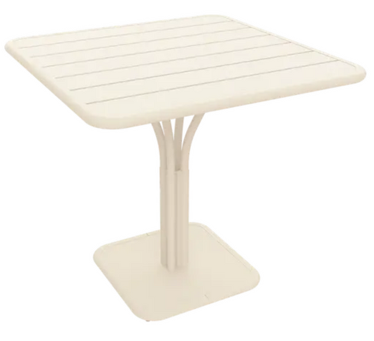 Latte beige Fermob Luxembourg outdoor pedestal table 80x80 cm with a modern design and sturdy metal frame.