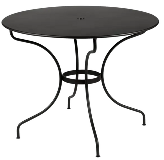 Fermob OPÉRA+ outdoor metal table with 96cm diameter in Liquorice color, designed for five-seater patio dining.