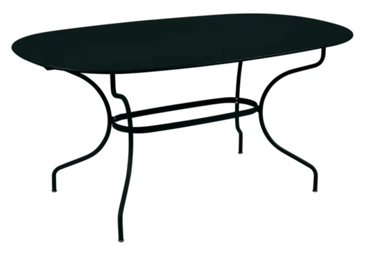 Fermob OPÉRA+ oval outdoor dining table in Liquorice color, 160x90 cm, designed for six seats, made of metal.