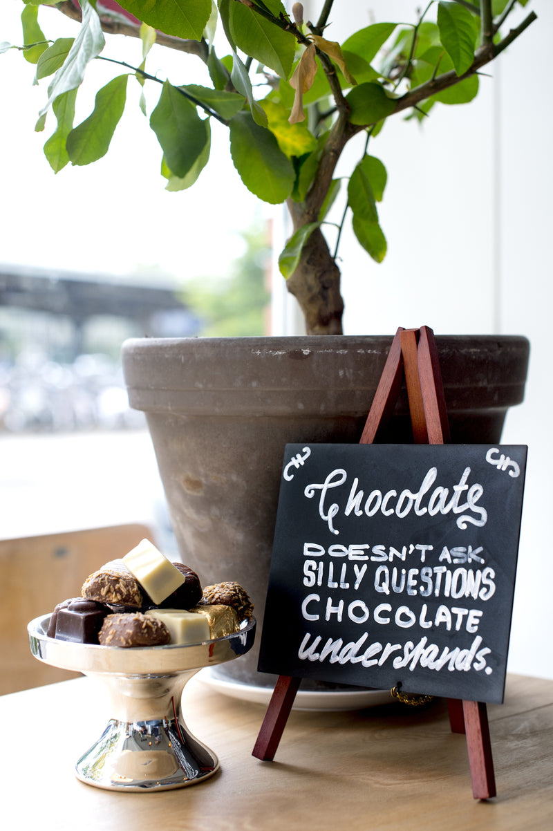 Load image into Gallery viewer, Securit Table Chalkboards - Mini Easel - Mahogany 24,4x15x13,5cm - Pack of 10 - in use
