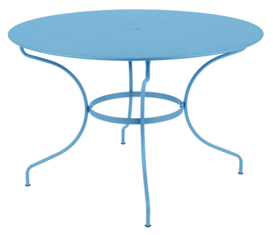 Fermob OPÉRA+ metal outdoor table in Maya Blue, 117 cm diameter, six-seater with sleek round design for patio or garden.