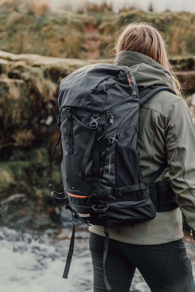 Load image into Gallery viewer, Nordic Drift Trail RCS 33L backpack showing adjustable straps, front pockets, and durable black fabric for travel and outdoor use.
