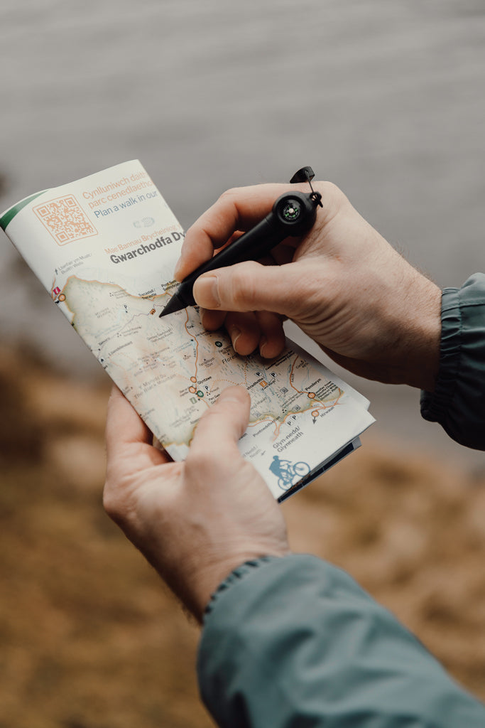 Load image into Gallery viewer, Nordic Drift Trial RCS portable infinity pocket pen with compass, compact writing instrument in black with silver accents.
