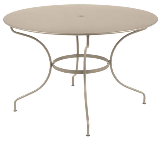Fermob OPÉRA+ outdoor metal table, 117 cm diameter, six-seater with nutmeg finish, suitable for patio or garden seating.