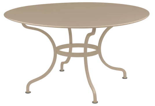 Nutmeg Fermob Romane round table with Ø137cm, suitable for up to 8 guests, featuring a sleek, modern design.