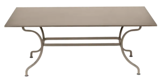 Nutmeg Fermob Romane dining table 180 x 100 cm with space for up to 8 guests, featuring a stylish outdoor design.