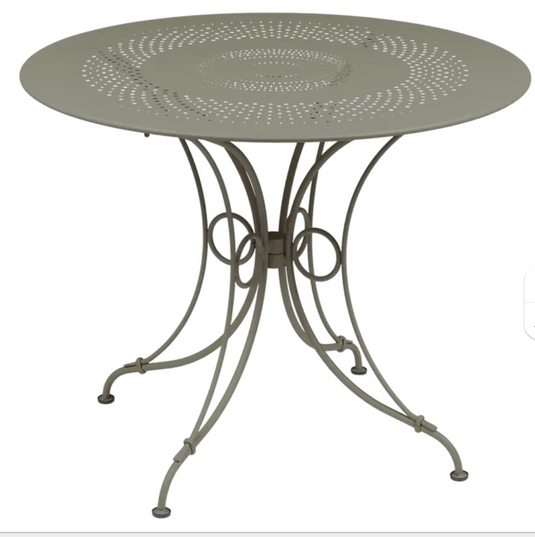 Fermob 1900 outdoor table with 96cm diameter in nutmeg color, made of metal, suitable for garden or patio use.