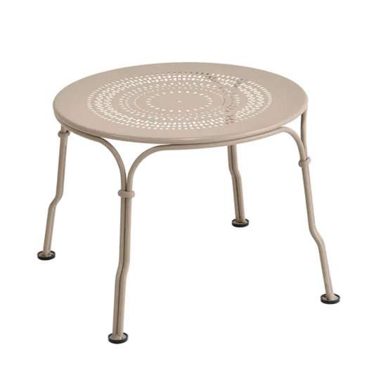 Fermob 1900 low metal table with 45 cm diameter in nutmeg color, stylish outdoor furniture for patios or gardens.