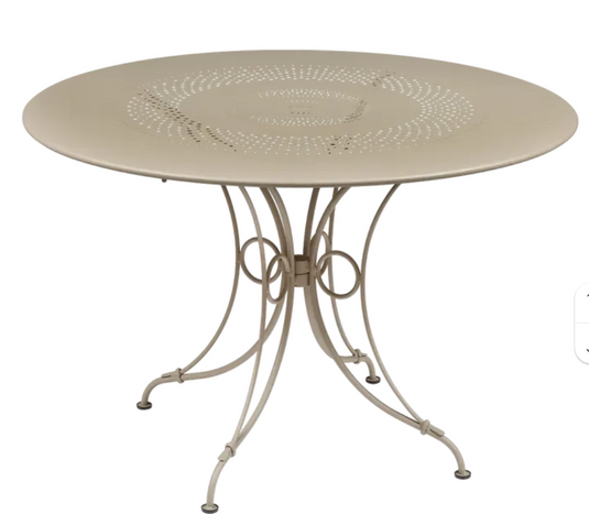 Round outdoor Fermob 1900 table with 117 cm diameter, featuring a nutmeg finish, ideal for garden or patio use.