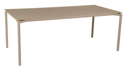 Fermob Calvi rectangular outdoor dining table, 195 x 95 cm, eight-seater, with nutmeg-colored surface, suitable for outdoor and indoor use.