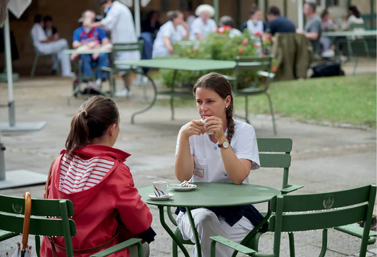 Fermob OPÉRA+ outdoor metal table with a 67 cm diameter, suitable for patio or restaurant outdoor seating.