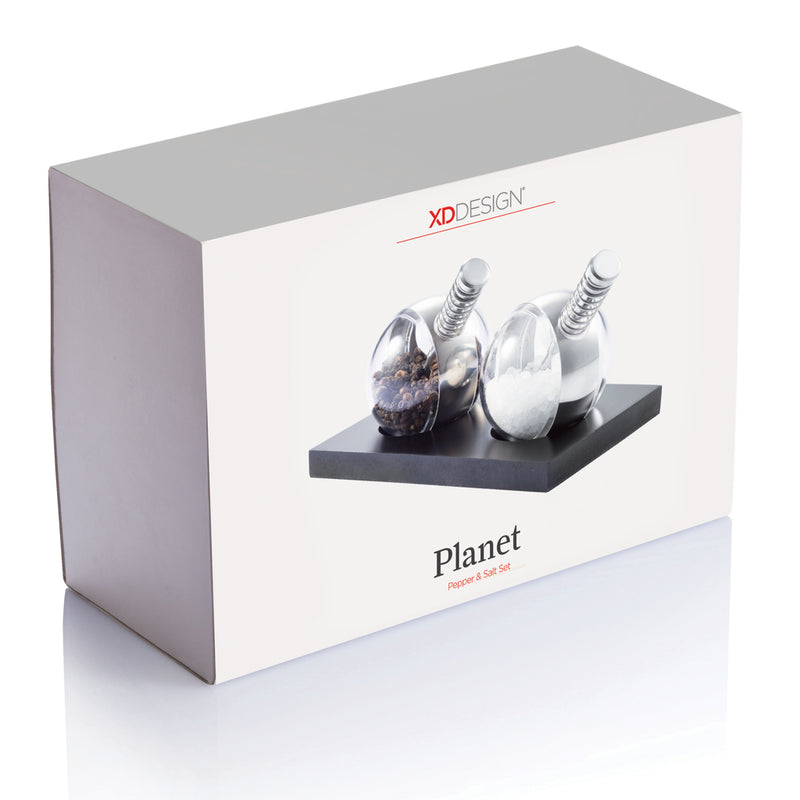 Load image into Gallery viewer, XD Design Planet pepper and salt set with round ceramic shakers featuring colorful planet designs for home and kitchen decor.

