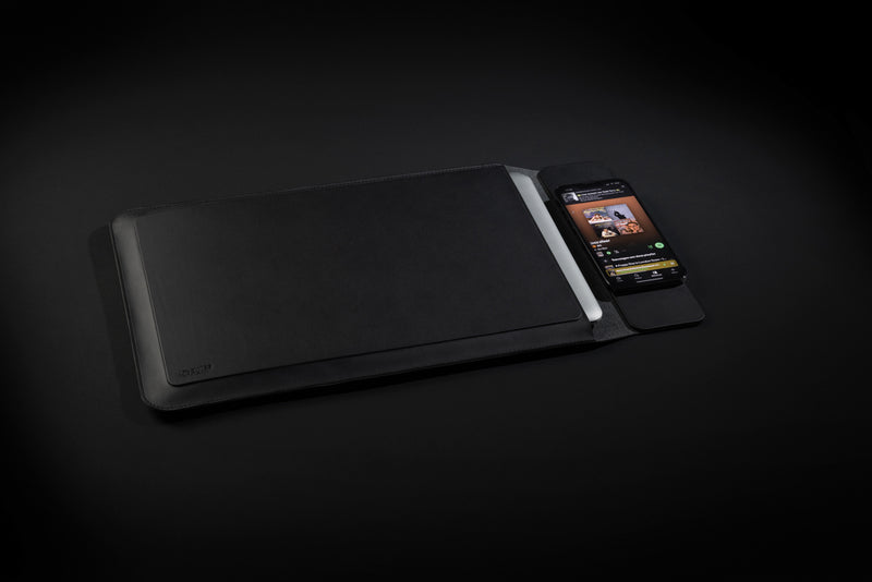 Load image into Gallery viewer, Swiss Peak 15W magnetic charging laptop sleeve 14-15,6&quot; - Custom Wood Designs
