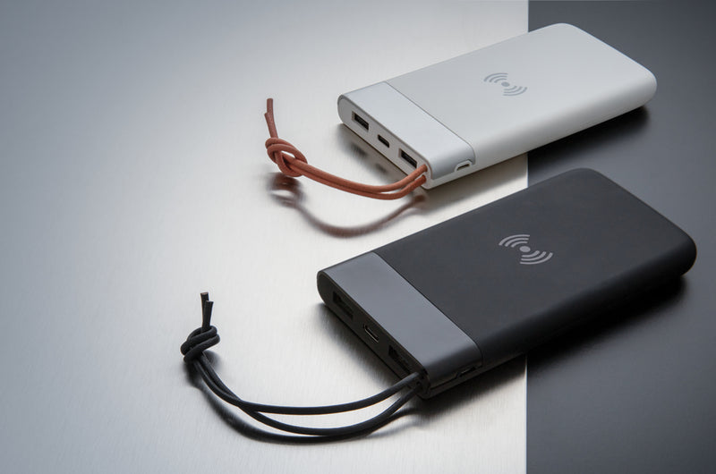 Load image into Gallery viewer, Aria 8.000 mAh 5W wireless charging powerbank - Custom Wood Designs
