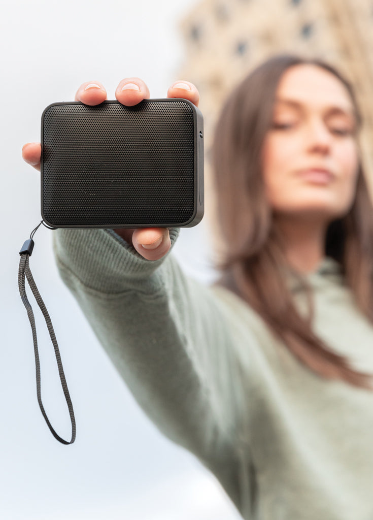 Load image into Gallery viewer, Urban Vitamin Vallejo RCS rplastic 3W speaker IPX 7 - Custom Wood Designs
