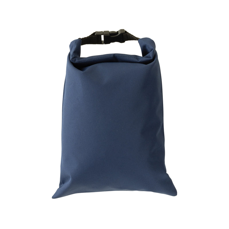 Load image into Gallery viewer, XD Collection AWARE™ RPET foldable outdoor lunch bag, 30x20cm, with snack strap, made from recycled materials, in a compact design.
