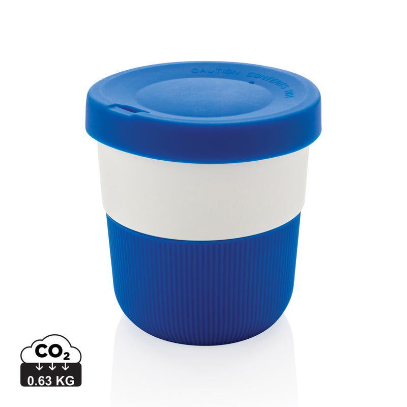 Load image into Gallery viewer, XD Collection PLA coffee to go cup, eco-friendly drinkware for hot beverages, with a clear plastic lid and brown sleeve.

