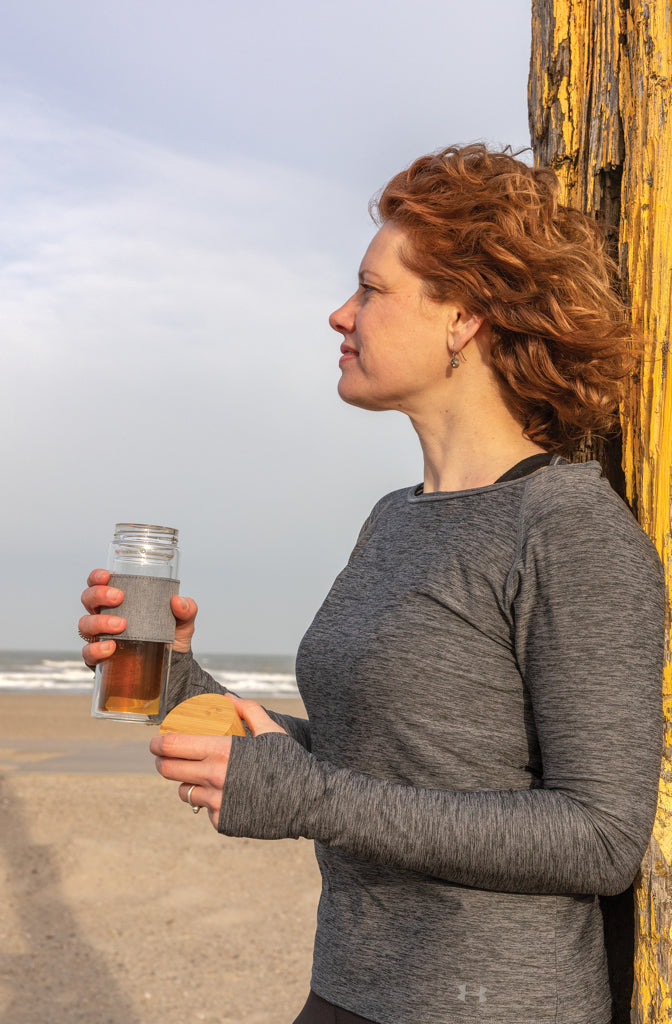 Load image into Gallery viewer, Double wall borosilicate glass bottle from XD Collection, drinkware with a sleek, transparent design and insulated double wall construction.
