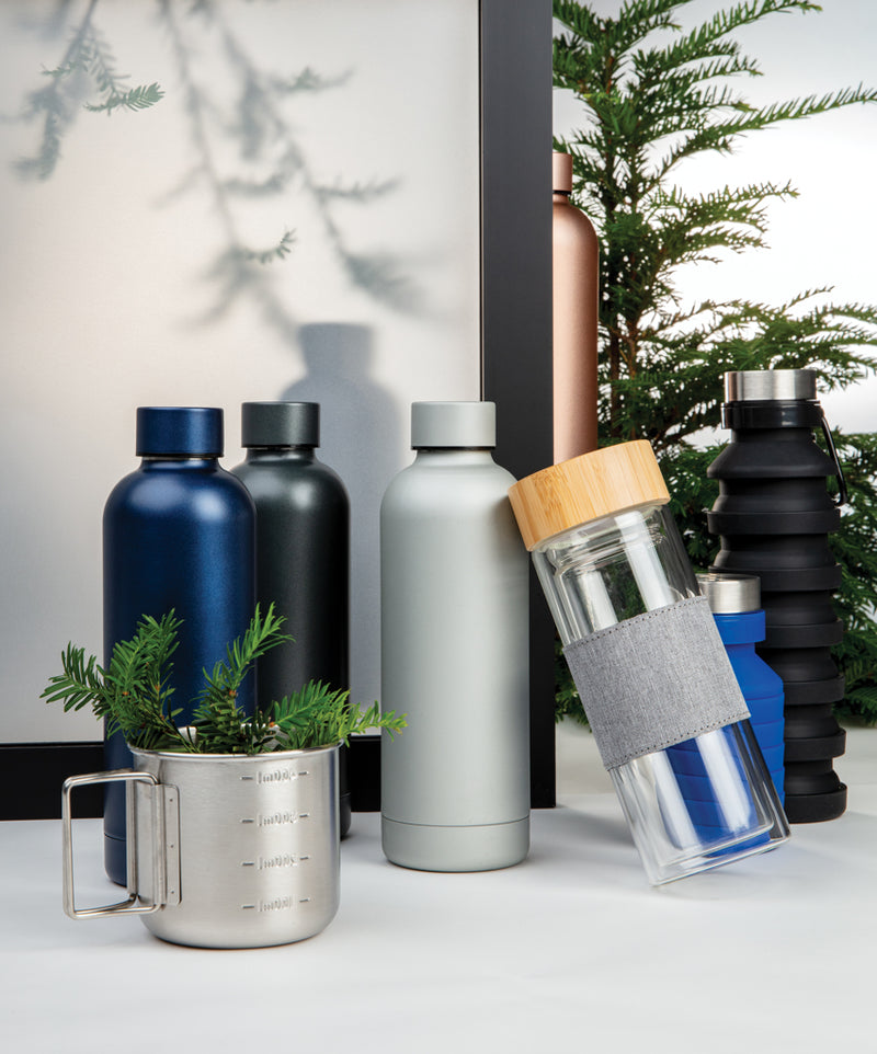 Load image into Gallery viewer, Double wall borosilicate glass bottle from XD Collection, sleek drinkware with insulated design and clear glass construction.
