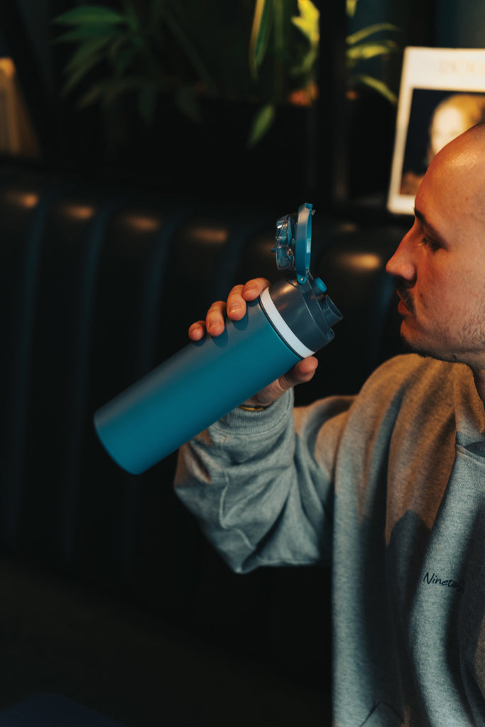 Load image into Gallery viewer, XD Collection Omni Sip RCS certified re-steel lockable 720ml water bottle, black with a secure screw cap and sleek design.
